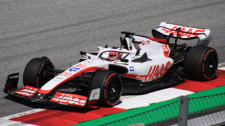 Bearman Shock! Giovane pilota conquista punti d’oro per Haas