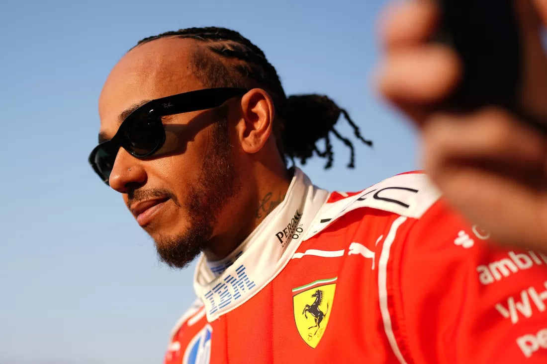 Hamilton con la Ferrari F40 nel paddock di Monza