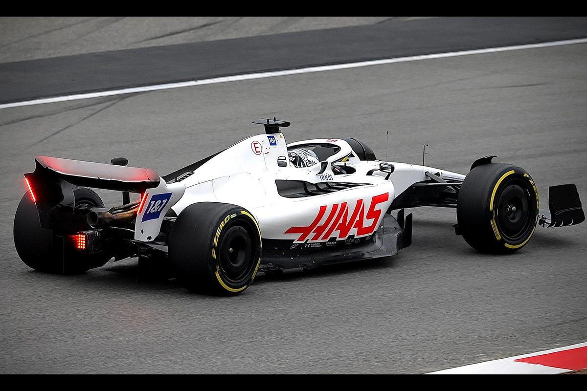 Lite clamorosa in Haas! Komatsu sbugiarda tutti su Ocon