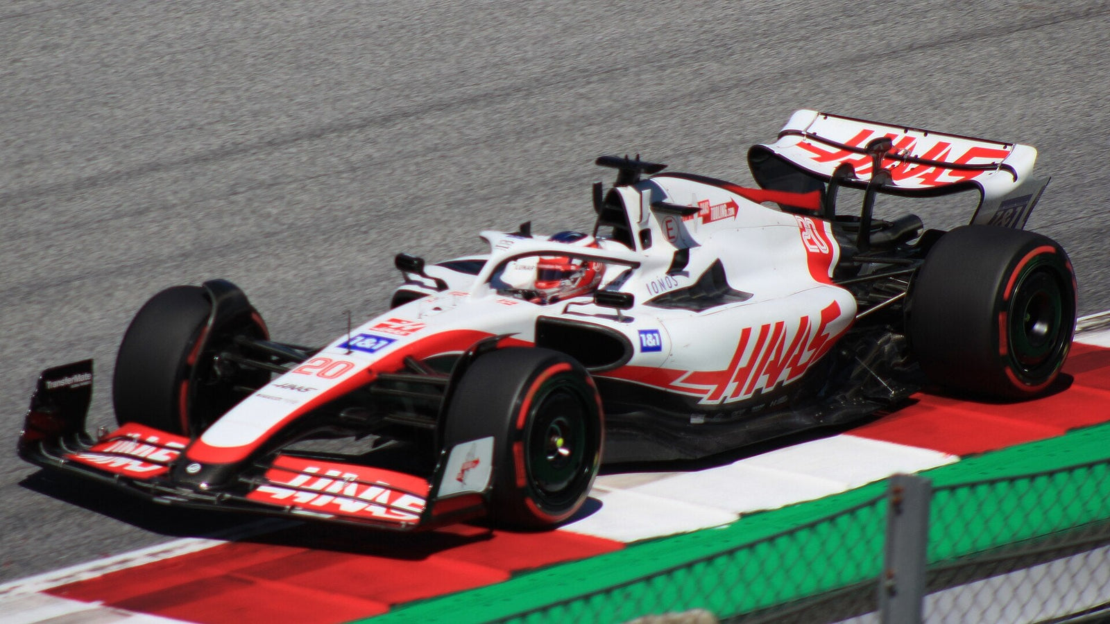 Bearman Shock! Giovane pilota conquista punti d’oro per Haas