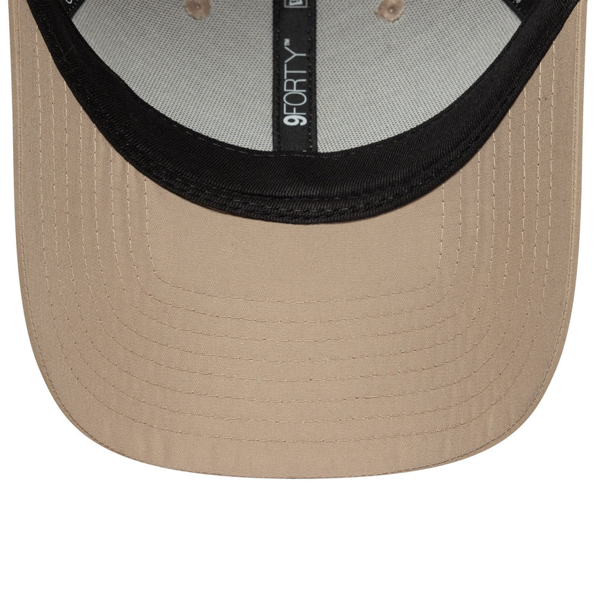 Cappellino New Era 9FORTY dei New York Yankees, essenziale, marrone pastello.